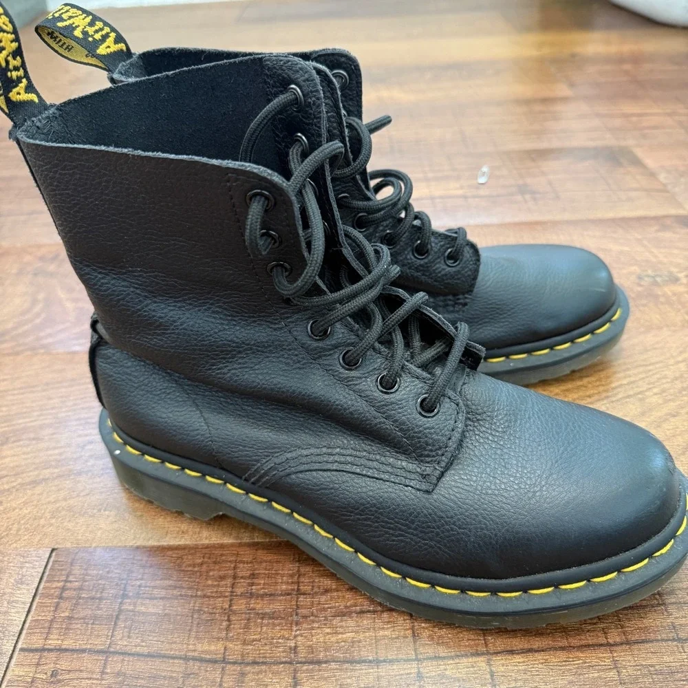 Dr. Martens 1460 Pascal Men 7 Women 8.5 Black Pebbled Leather 8-Eye Boots 13512
